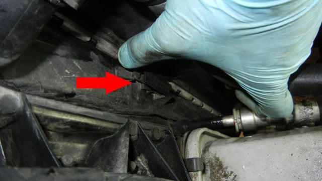 BMW E90 328xi Unclipping the Radiator Fan